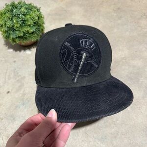 Yankees New Era‎ 59Fifty Black Corduroy Baseball Hat Cap Mens 71/8 Liberty Skull